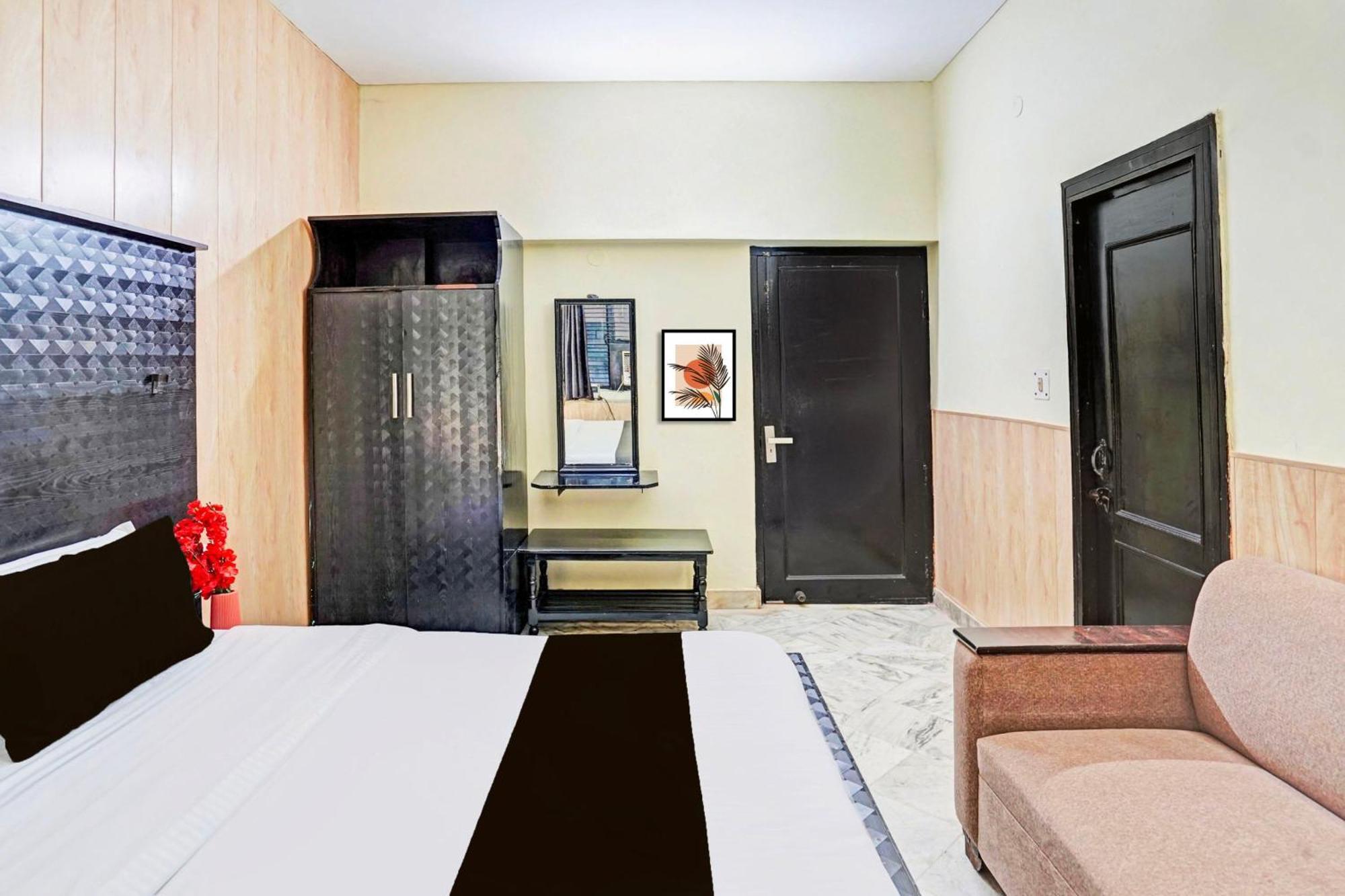 Super Collection O Mathura Near Railway Station Экстерьер фото