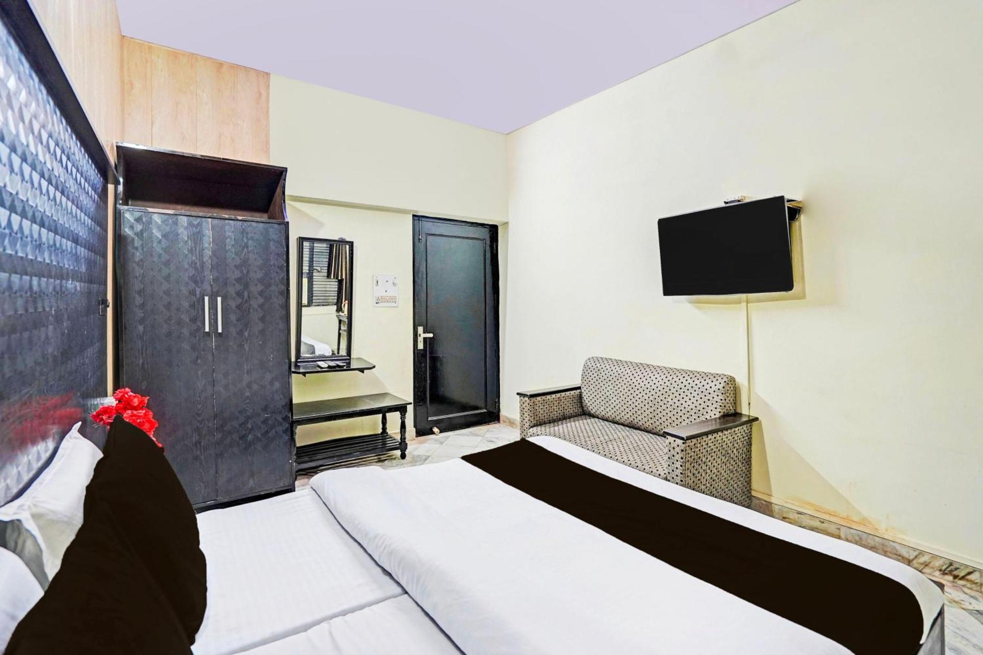 Super Collection O Mathura Near Railway Station Экстерьер фото